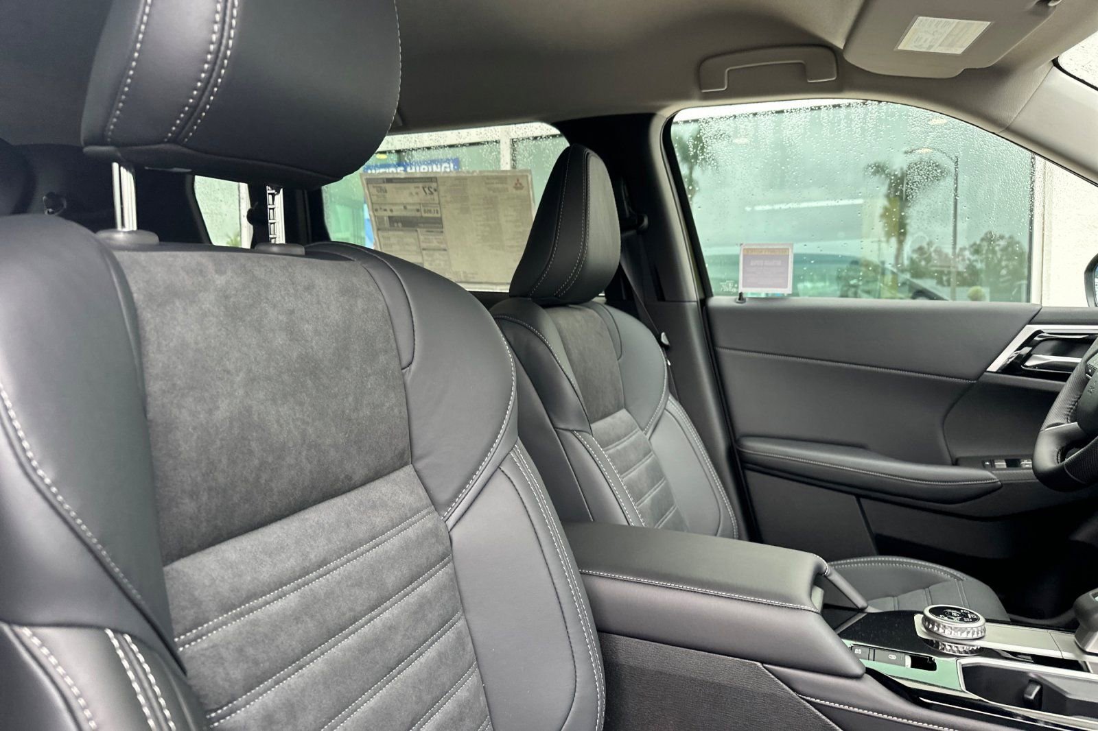 New 2025 Mitsubishi Outlander SE image 17