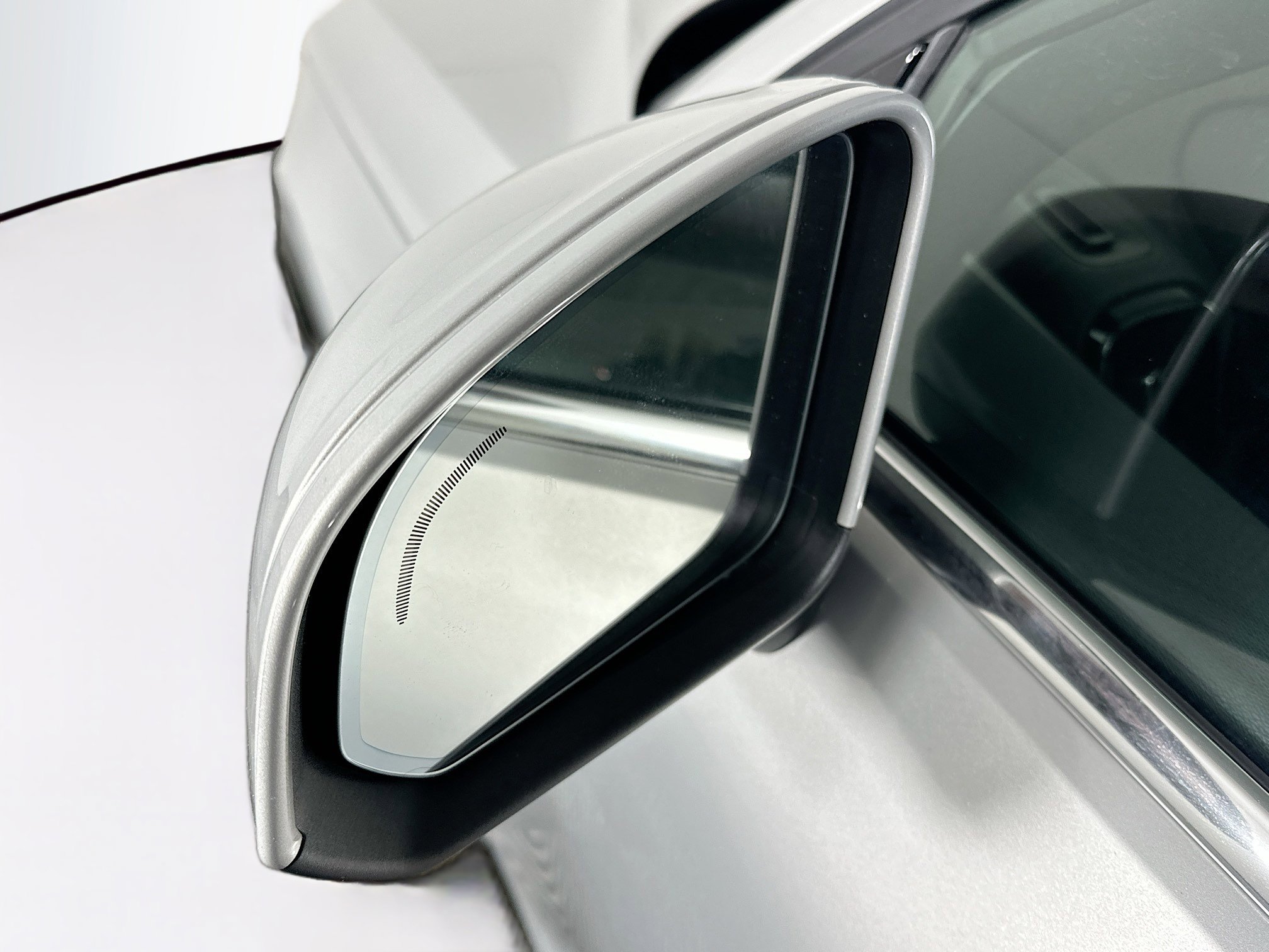 Used 2025 Volvo XC40 B5 Core image 16