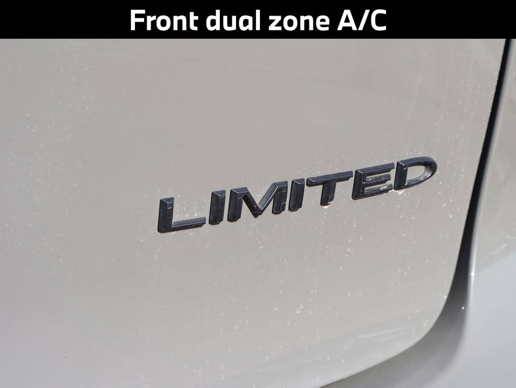 Used 2025 Chrysler Pacifica Limited image 10