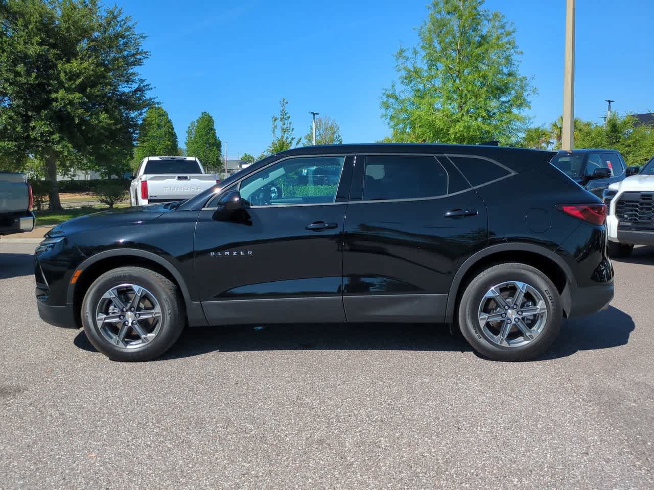 Used 2025 Chevrolet Blazer LT FWD image 3