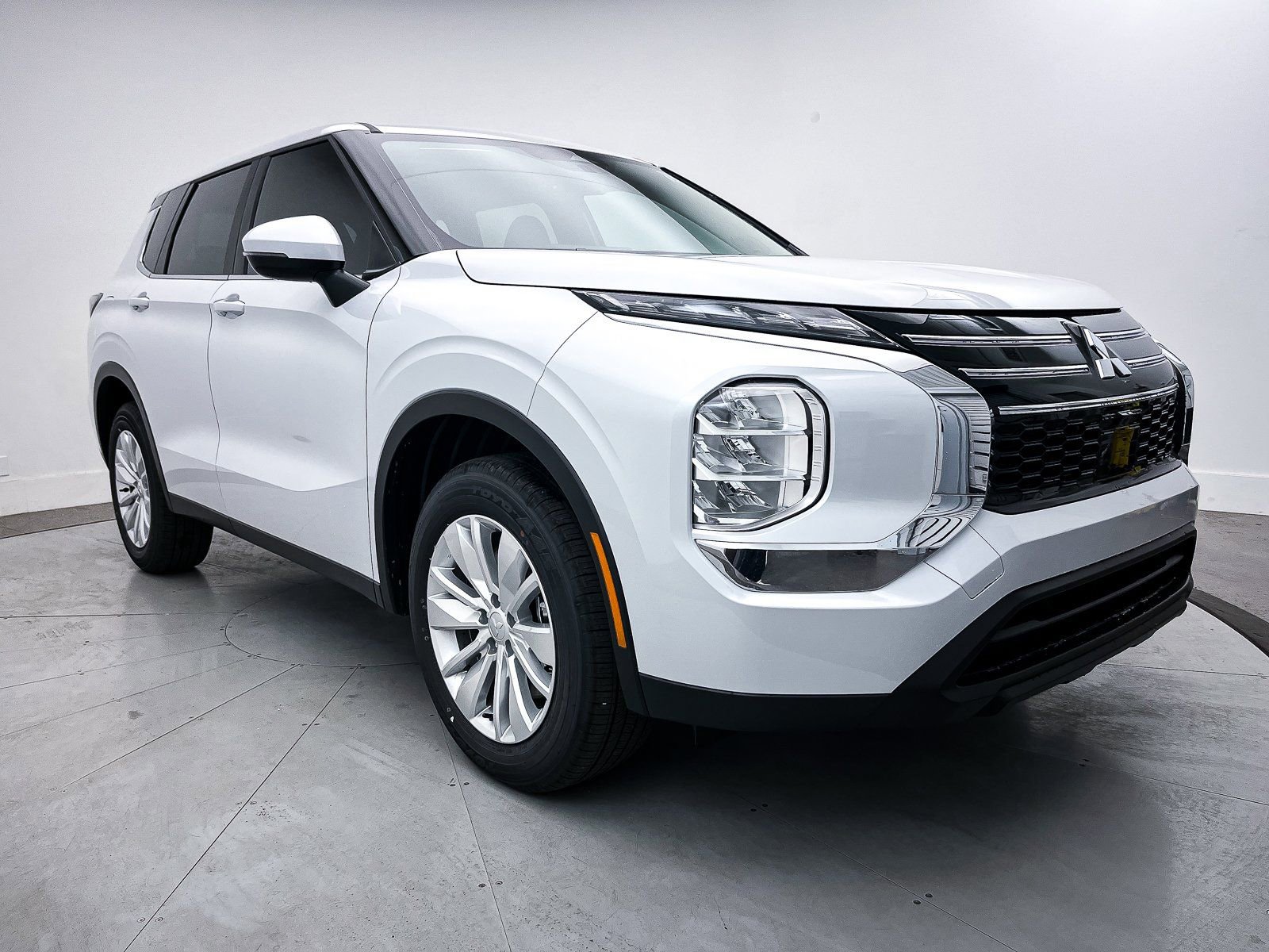 New 2025 Mitsubishi Outlander ES image 1