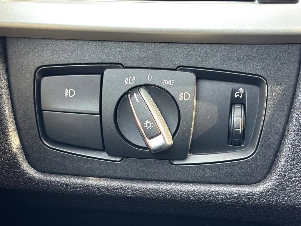 Used 2017 BMW 320i Sedan w/ Driver Assistance Package image 33