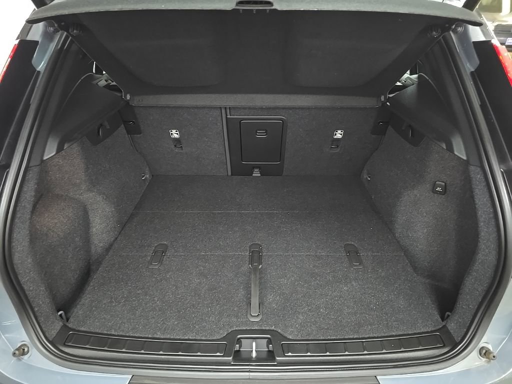 Used 2022 Volvo XC40 P8 Recharge Plus image 12