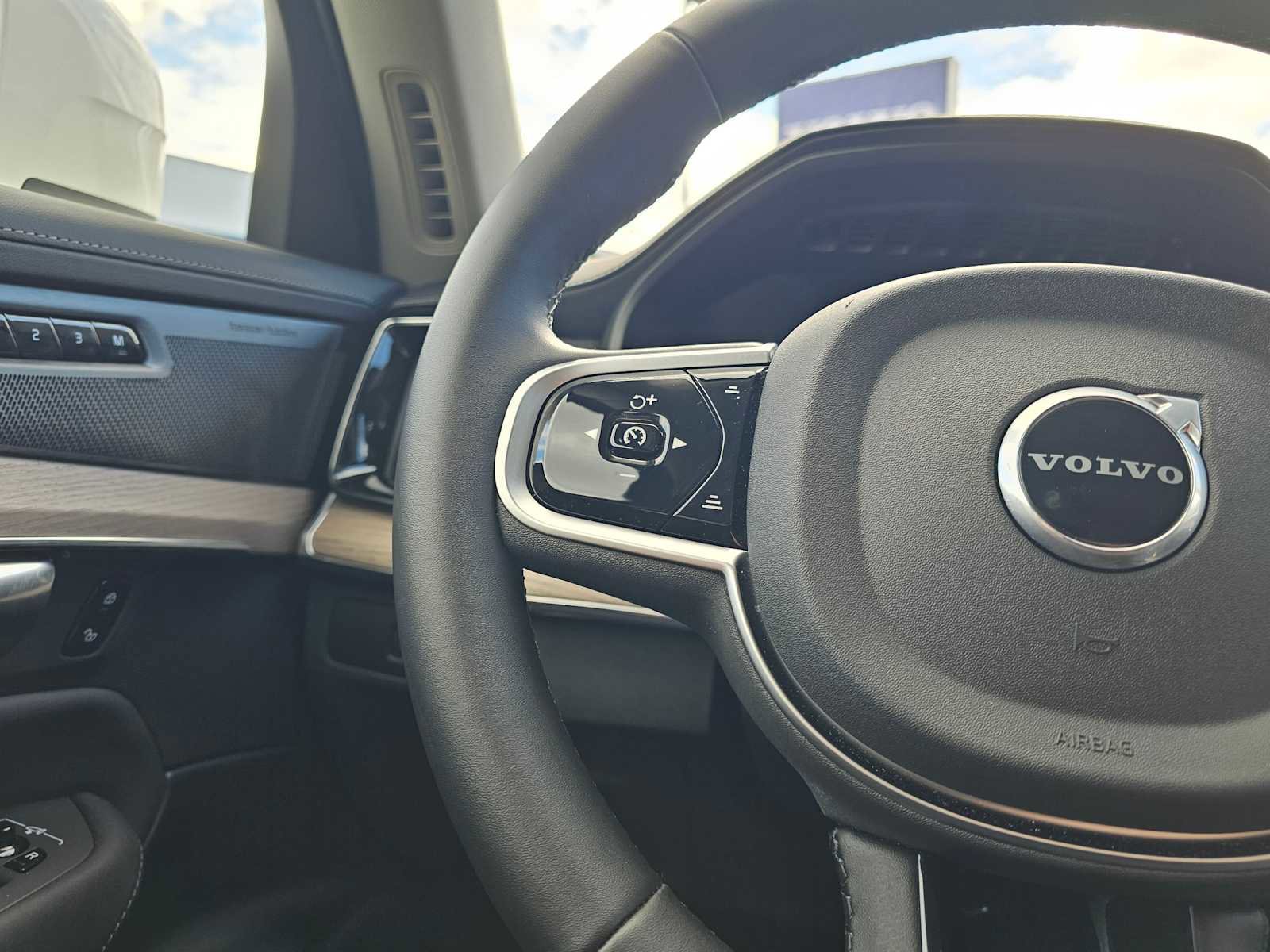 Used 2025 Volvo XC90 T8 Plus w/ Protection Package Premier image 31