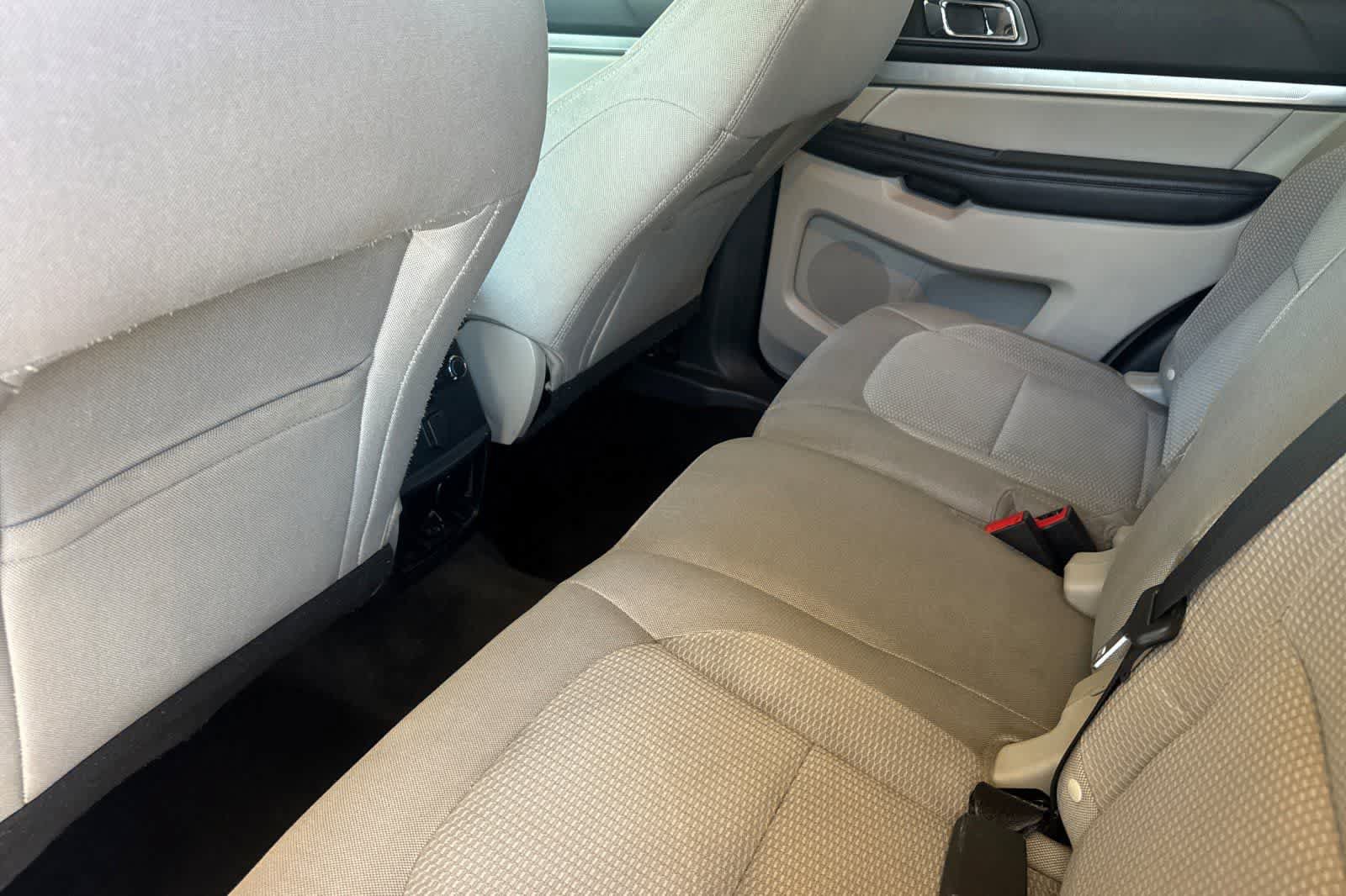 Used 2018 Ford Explorer XLT FWD image 4