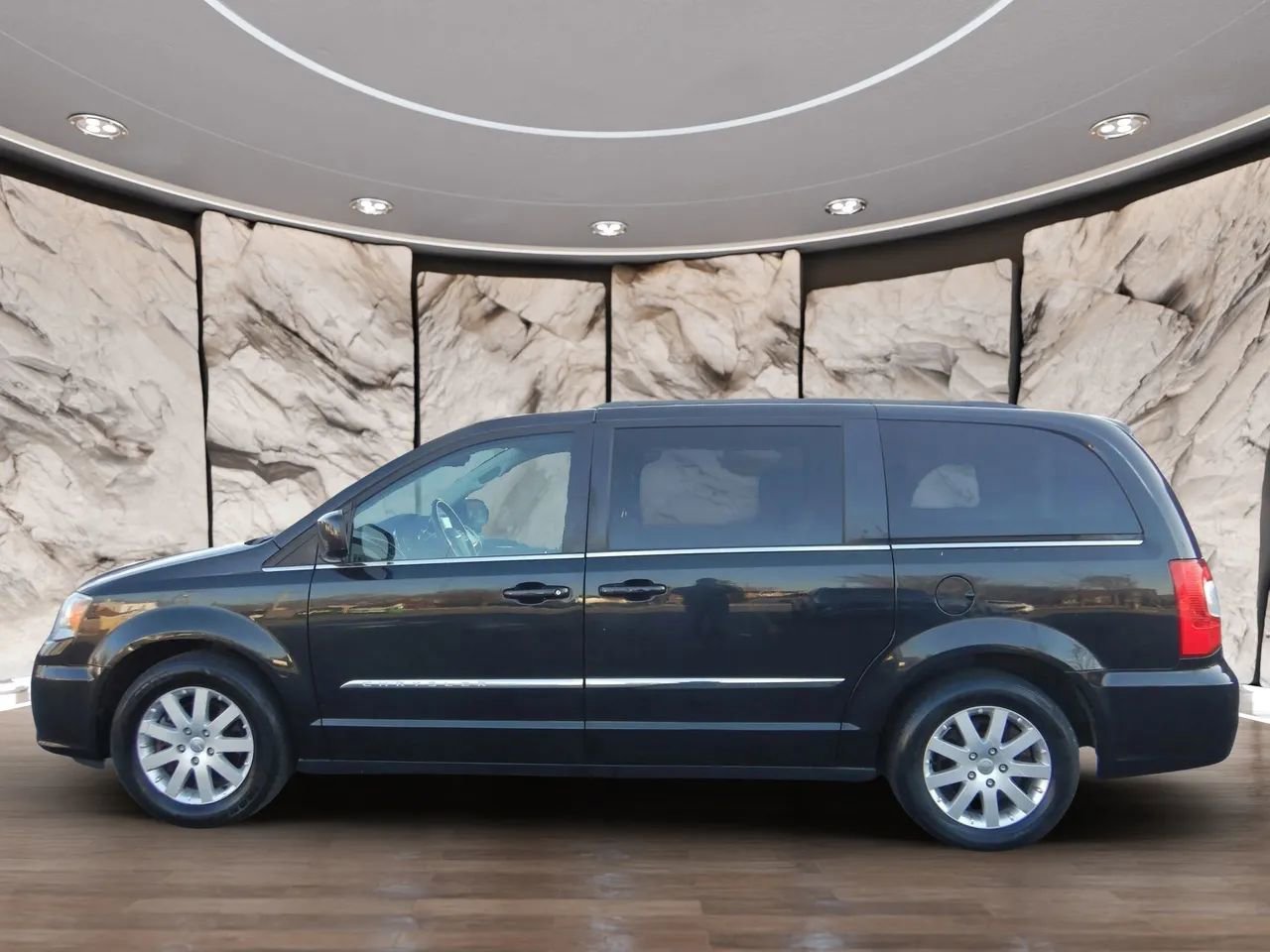 Used 2013 Chrysler Town & Country Touring image 9