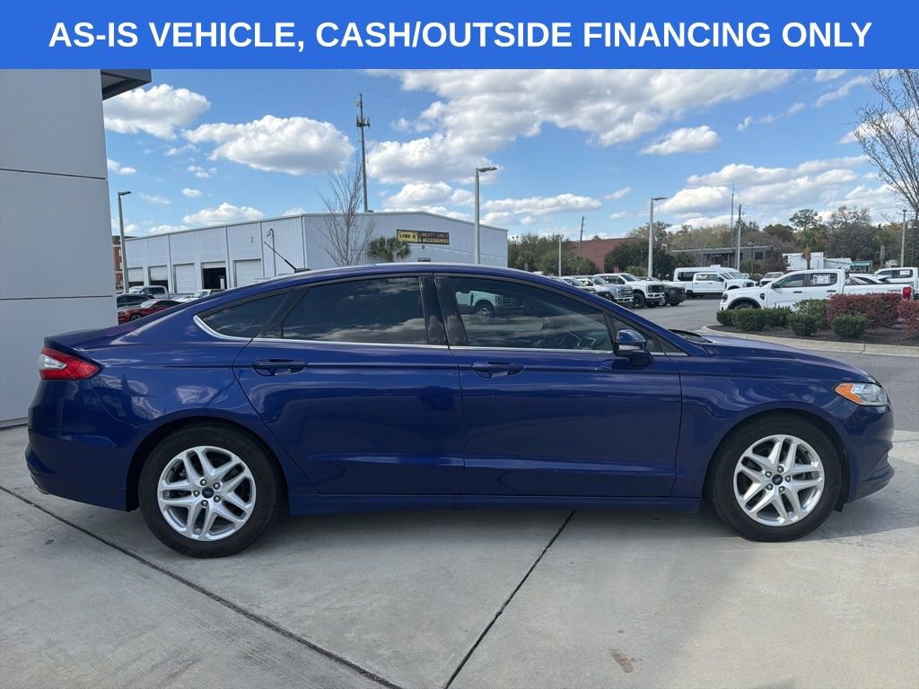 Used 2015 Ford Fusion SE image 2