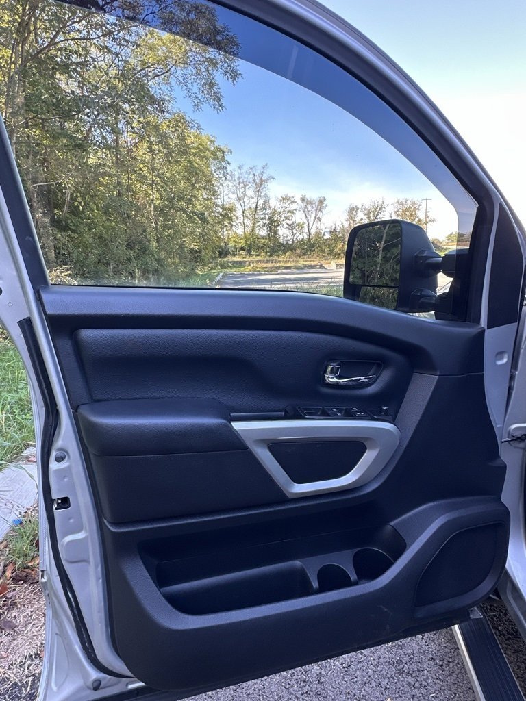 Used 2018 Nissan Titan SV w/ SV Convenience Package image 17
