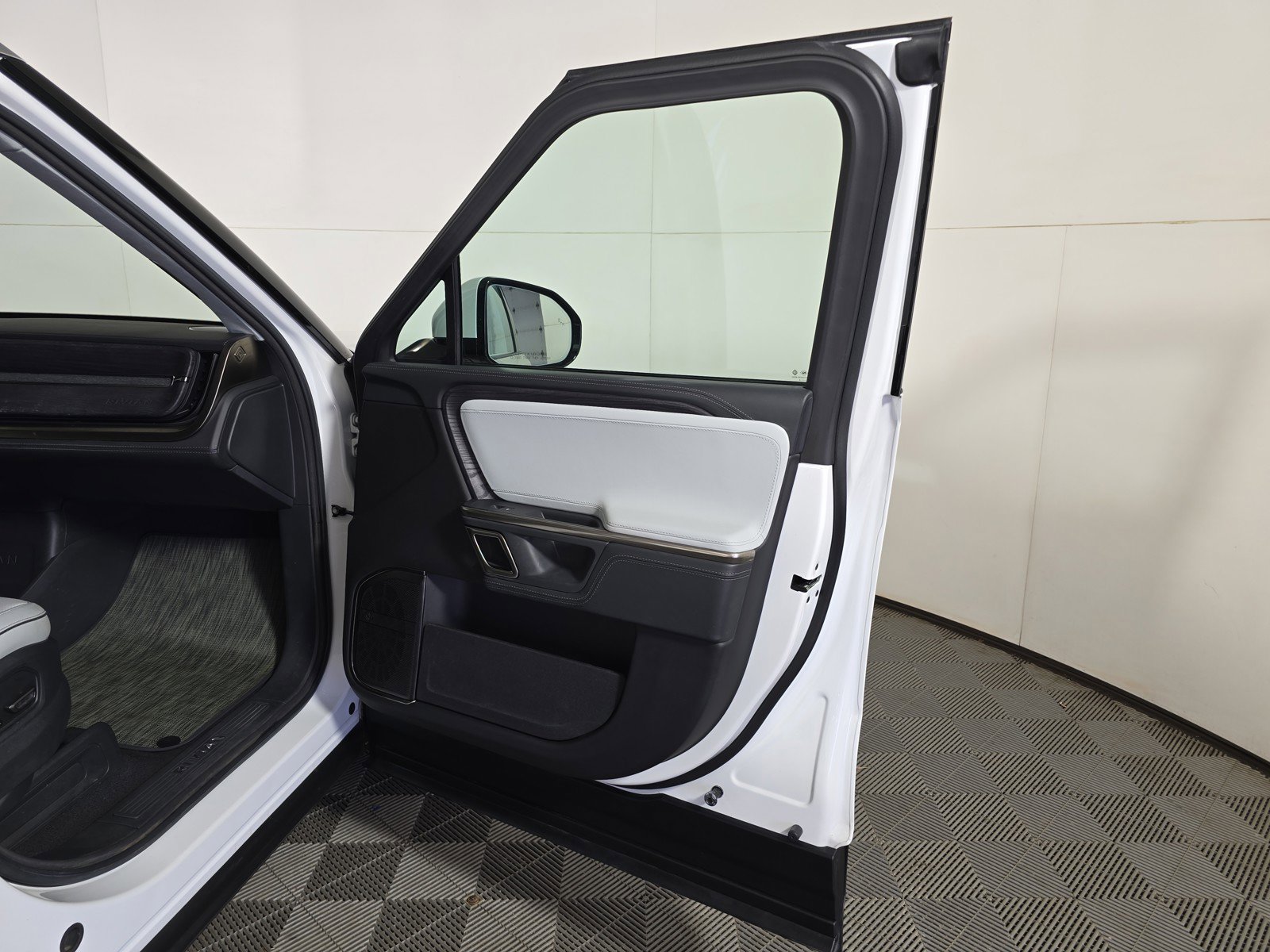 Used 2024 Rivian R1S Adventure AWD/4WD image 18