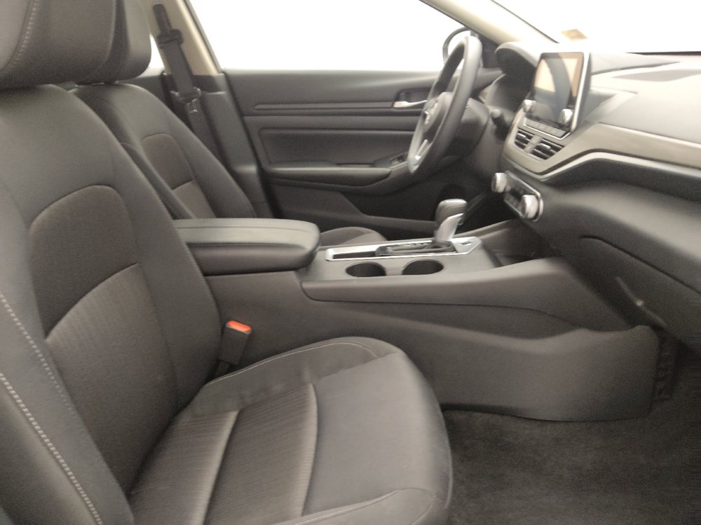 Used 2025 Nissan Altima 2.5 SV FWD image 21