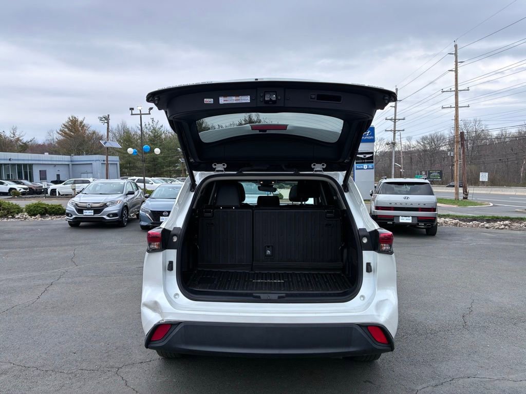 Used 2023 Toyota Highlander XLE AWD/4WD image 11