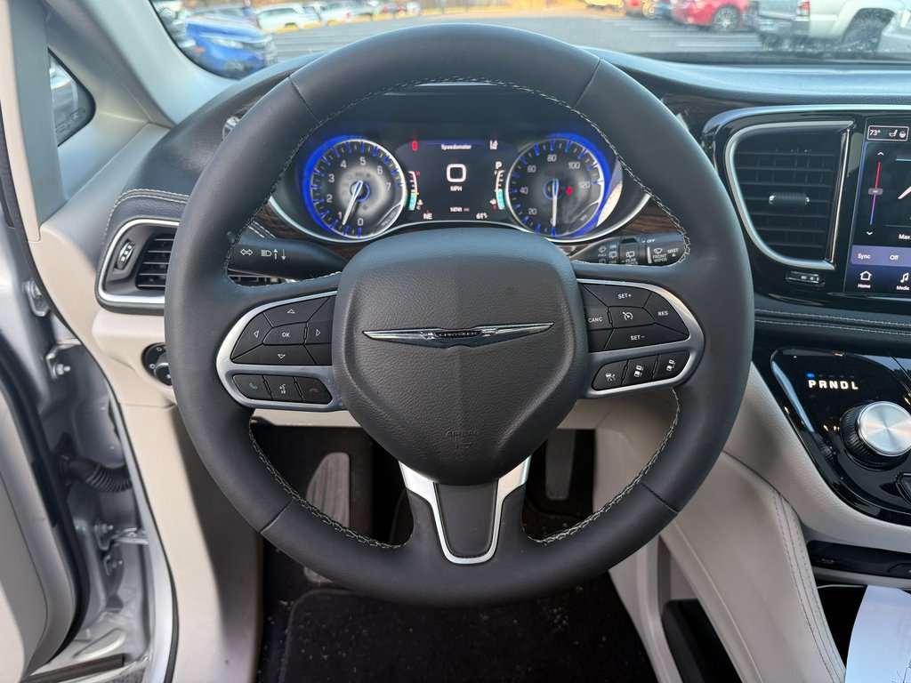 Used 2023 Chrysler Pacifica Limited w/ Uconnect Theater Family Group image 10
