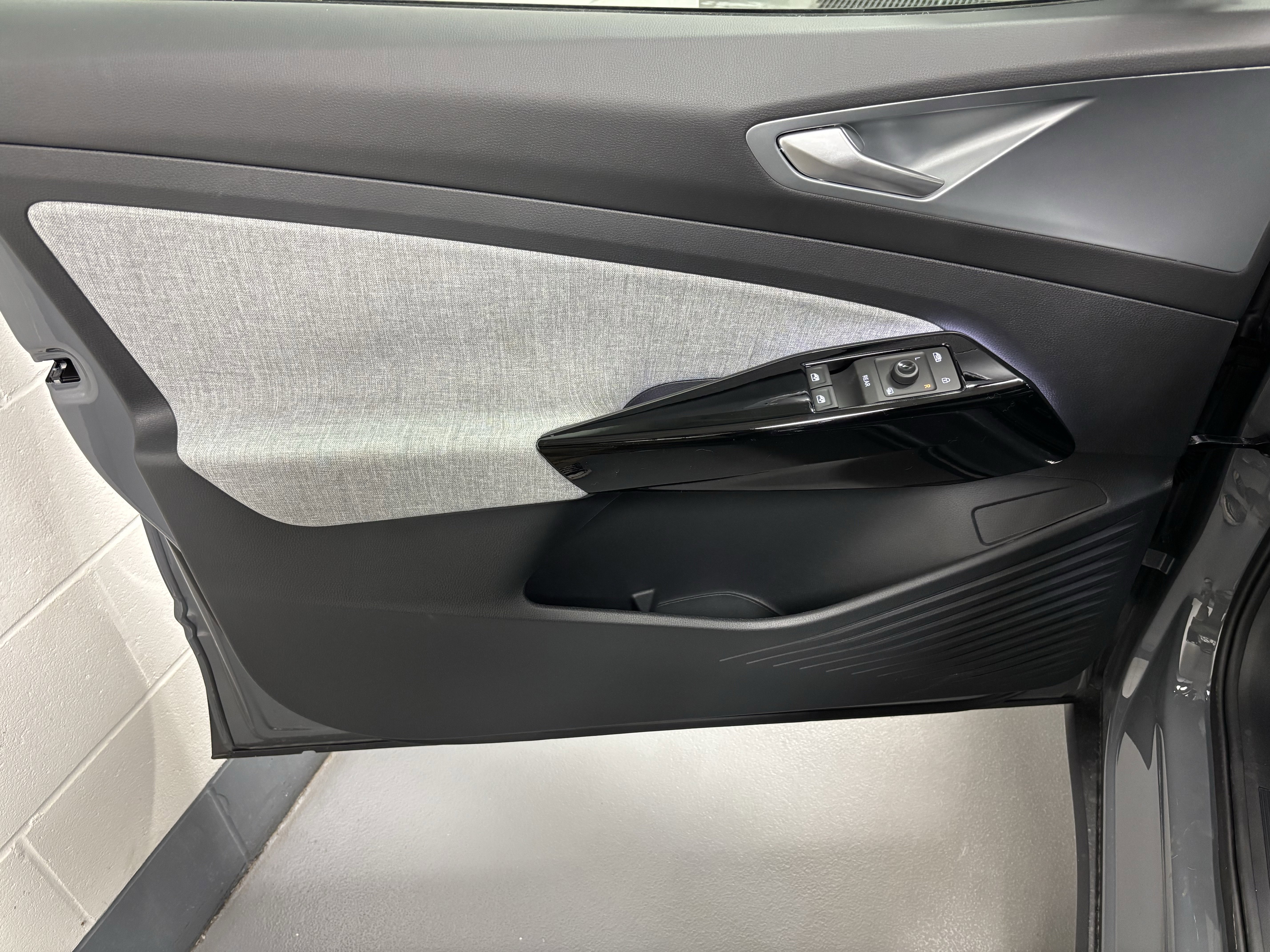 New 2025 Volkswagen ID.4 Pro image 2