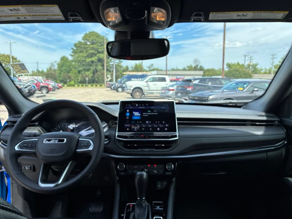 Used 2025 Jeep Compass Latitude w/ Convenience Group AWD/4WD image 22