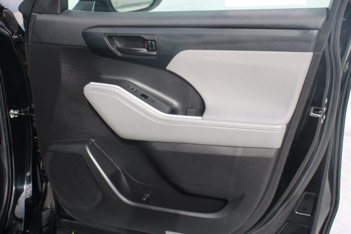 Used 2022 Toyota Highlander LE AWD/4WD image 19