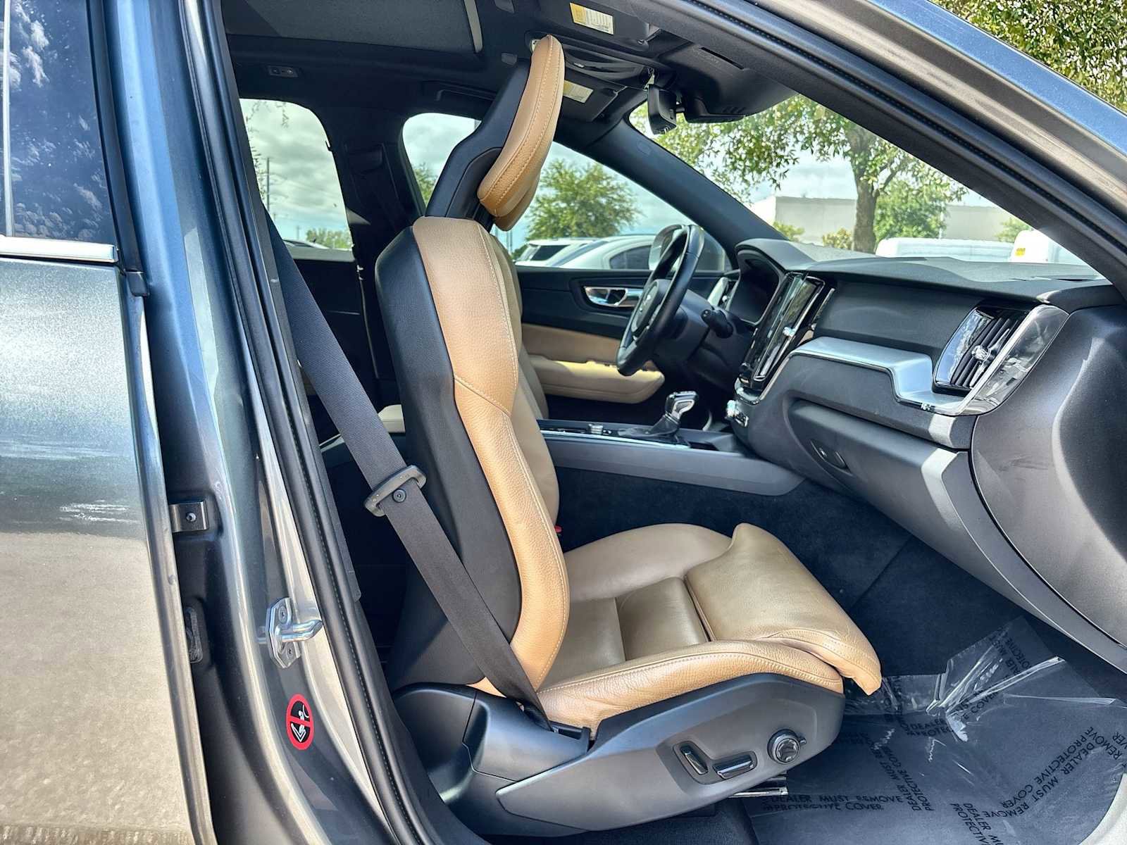 Used 2019 Volvo XC60 T5 Momentum w/ Premium Package FWD image 9