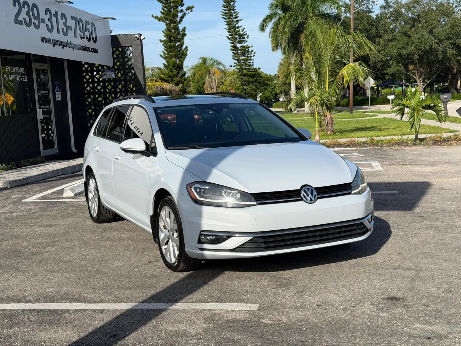Used 2019 Volkswagen Golf SE FWD image 3