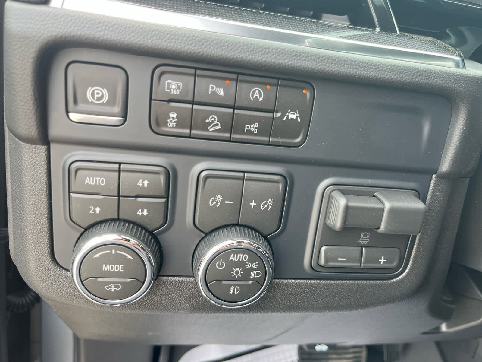 New 2026 Chevrolet Suburban RST image 16