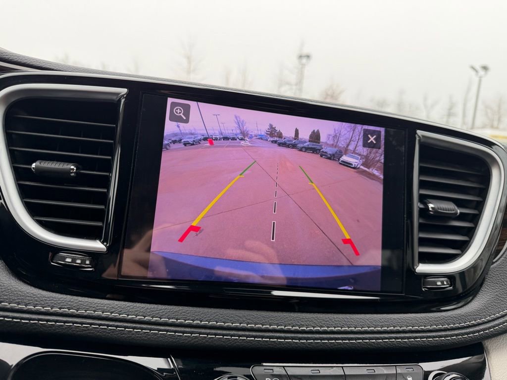 Used 2023 Chrysler Pacifica Limited image 23