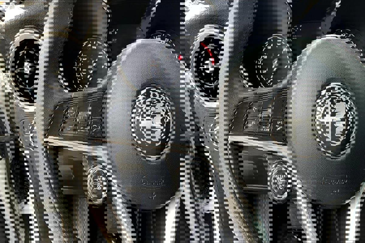 Used 2018 Alfa Romeo Stelvio AWD image 18