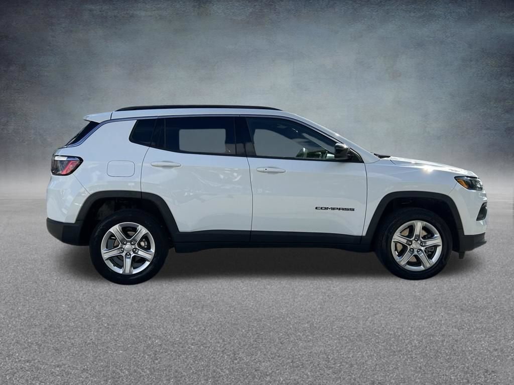Used 2023 Jeep Compass Latitude AWD/4WD image 4