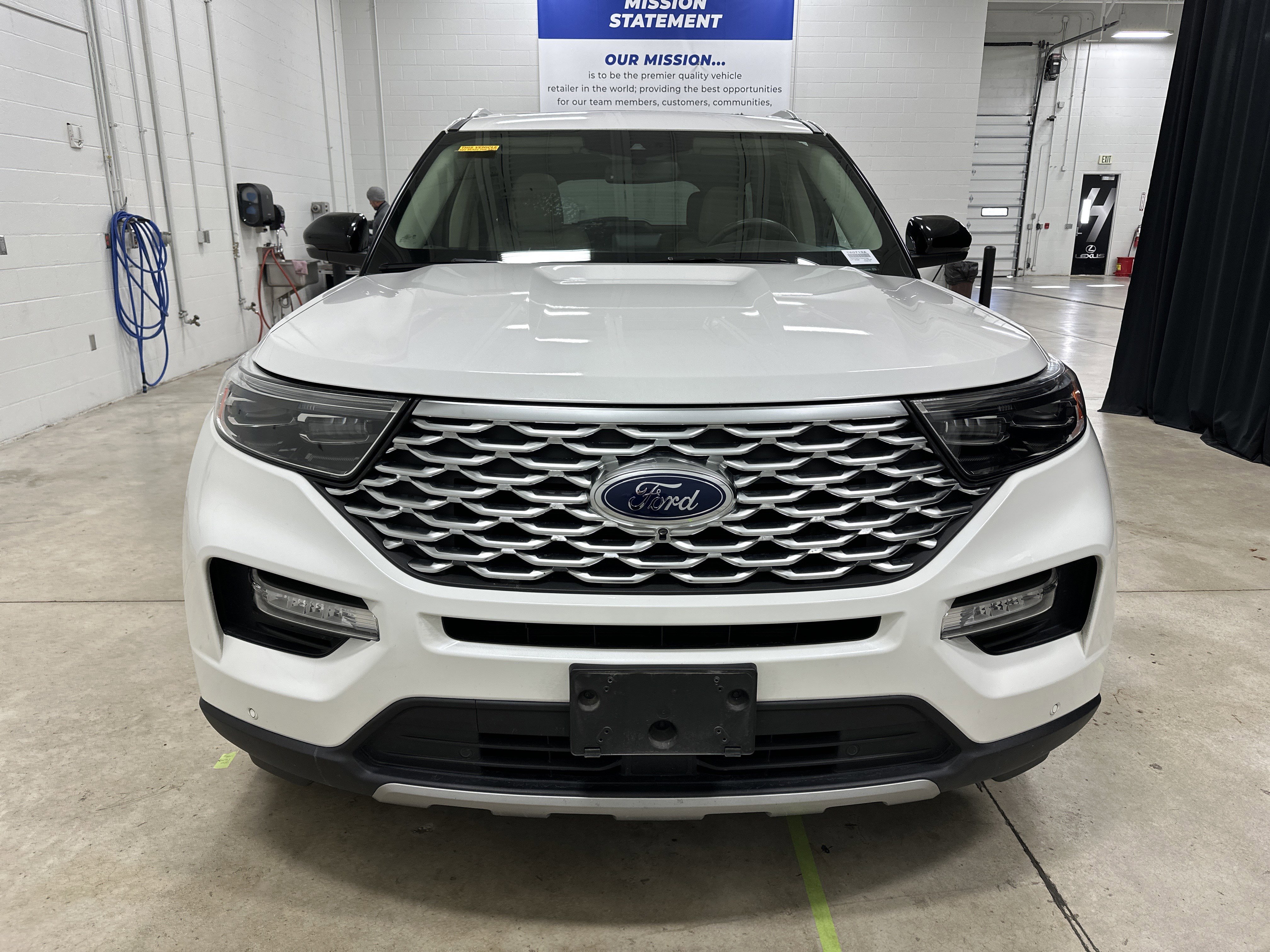 Used 2020 Ford Explorer Platinum w/ Premium Technology Package image 3