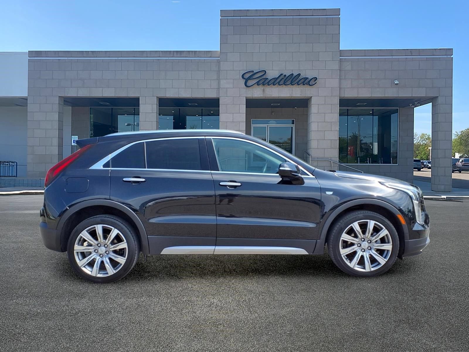 Certified 2023 Cadillac XT4 Premium Luxury w/ Cold Weather Package AWD/4WD image 4