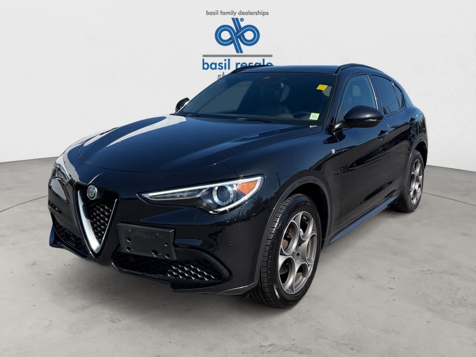 Used 2023 Alfa Romeo Stelvio Ti AWD/4WD image 2