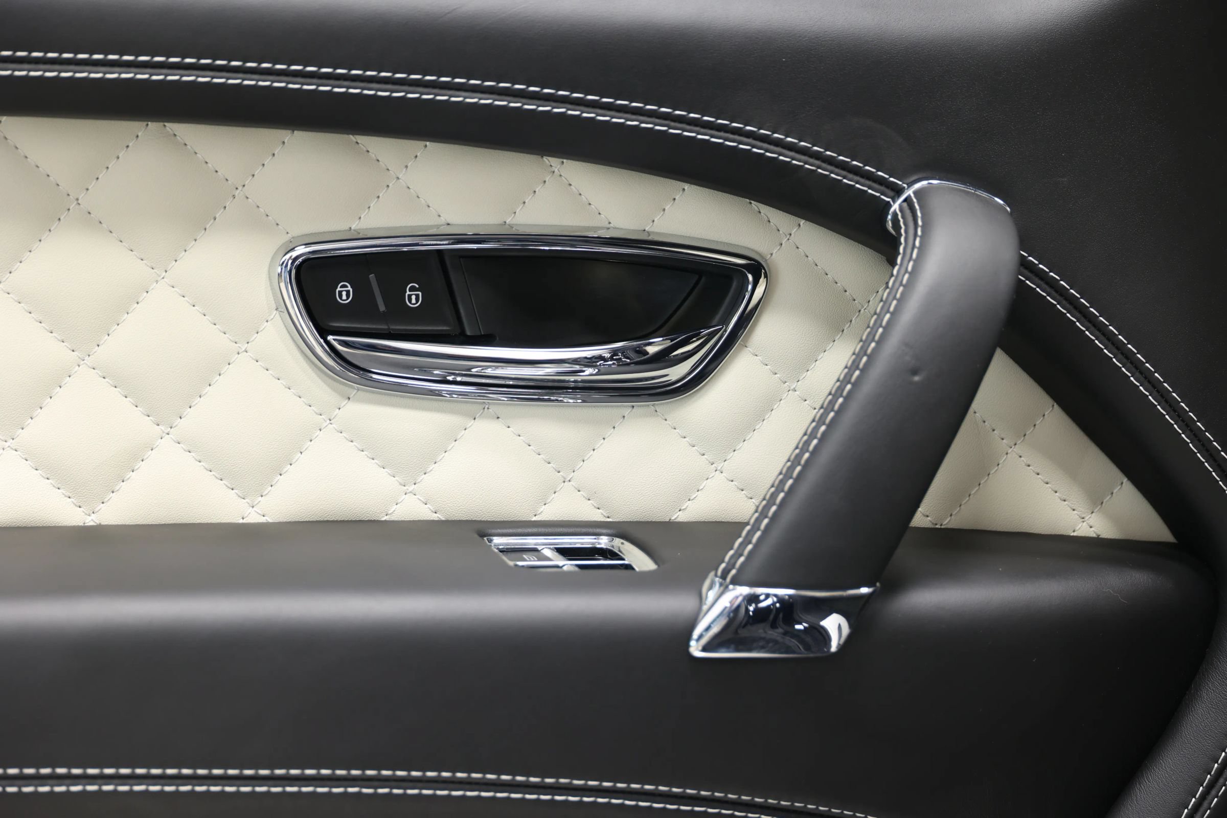 Used 2017 Bentley Bentayga AWD/4WD image 45