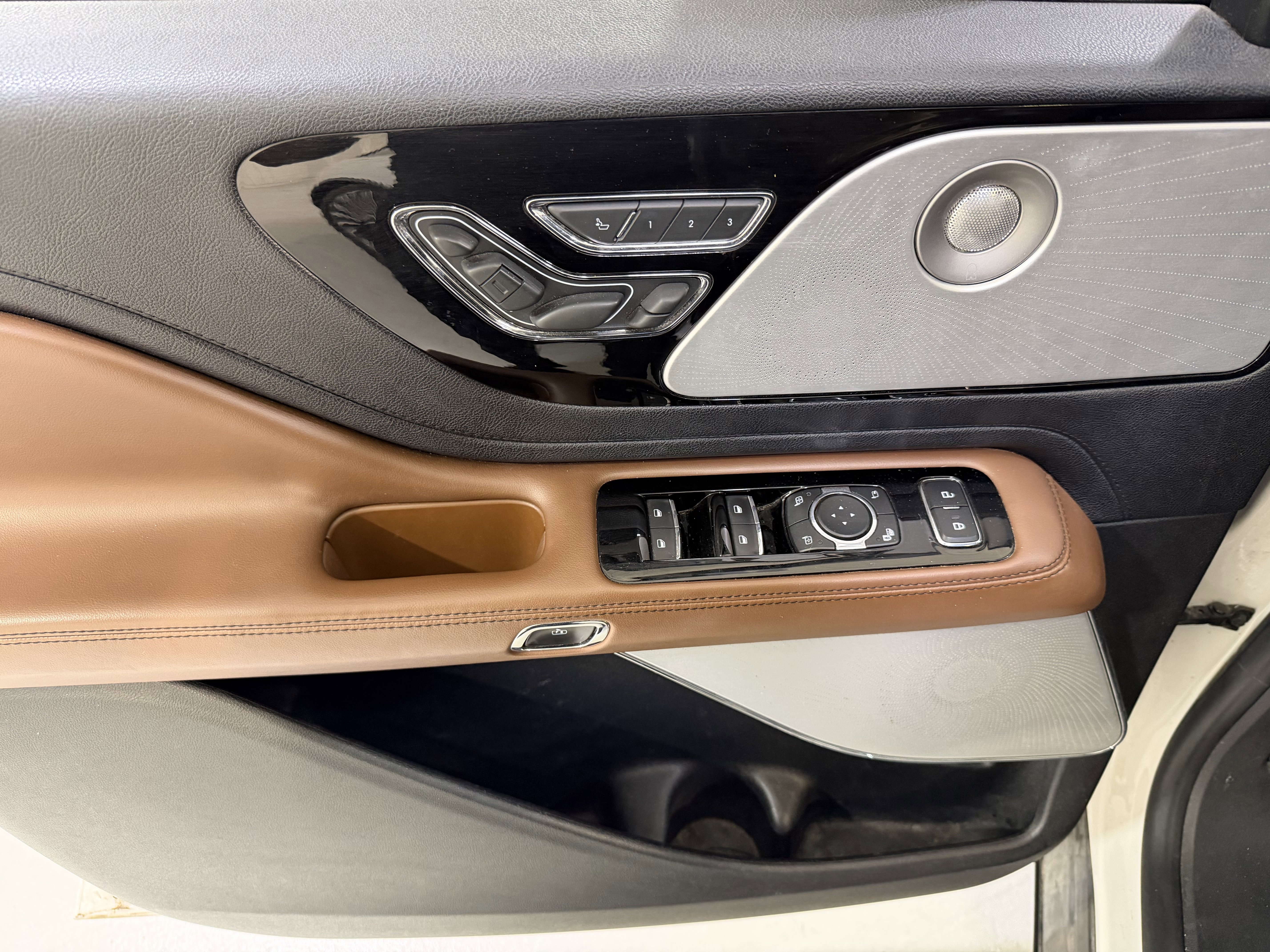 Used 2020 Lincoln Aviator Reserve w/ Equipment Group 201A AWD/4WD image 16