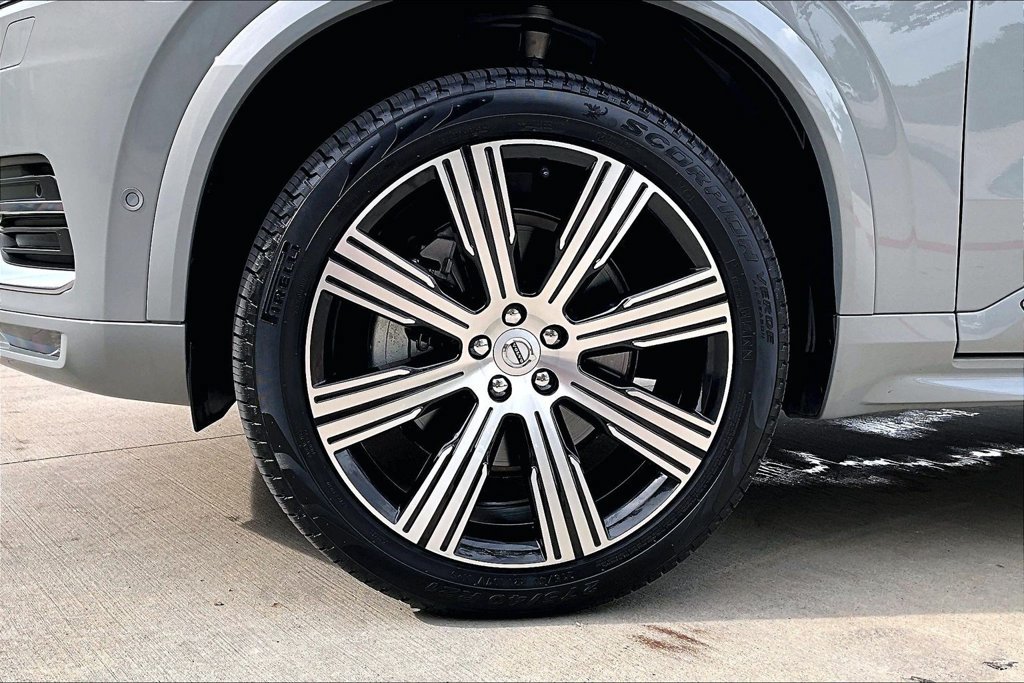 Used 2025 Volvo XC90 B5 Ultra AWD/4WD image 11