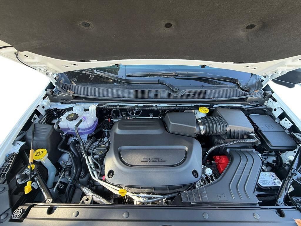 New 2026 Chrysler Pacifica Limited w/ Uconnect Theater Family Group FWD image 35