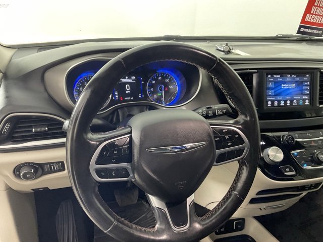 Used 2020 Chrysler Pacifica Touring-L image 21