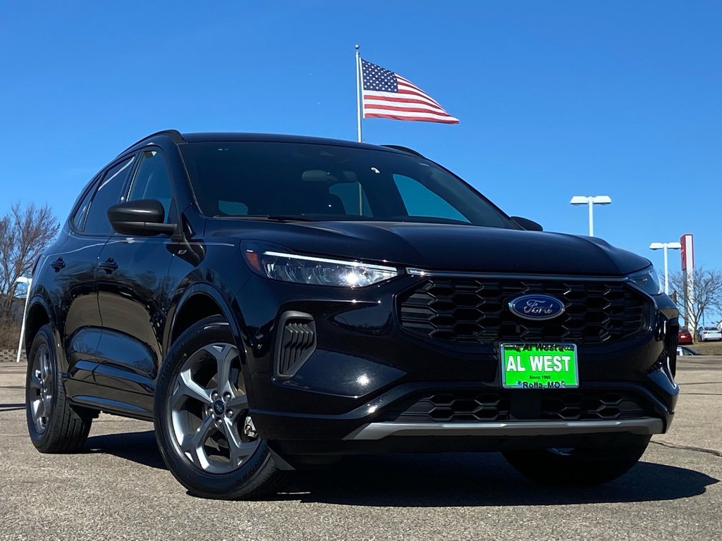 Used 2023 Ford Escape ST-Line w/ Tech Pack #1 AWD/4WD image 2