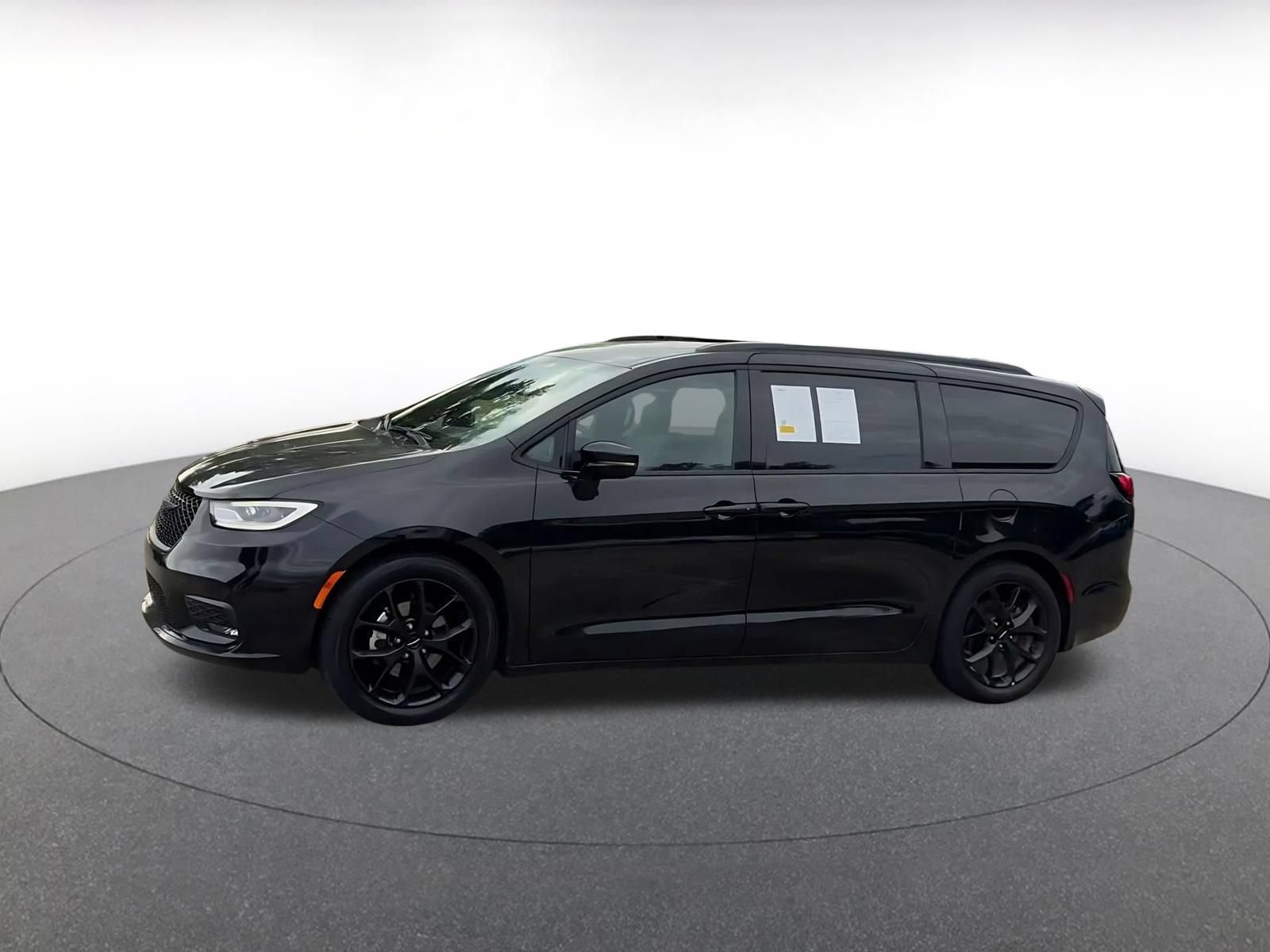 Used 2025 Chrysler Pacifica Limited FWD image 7
