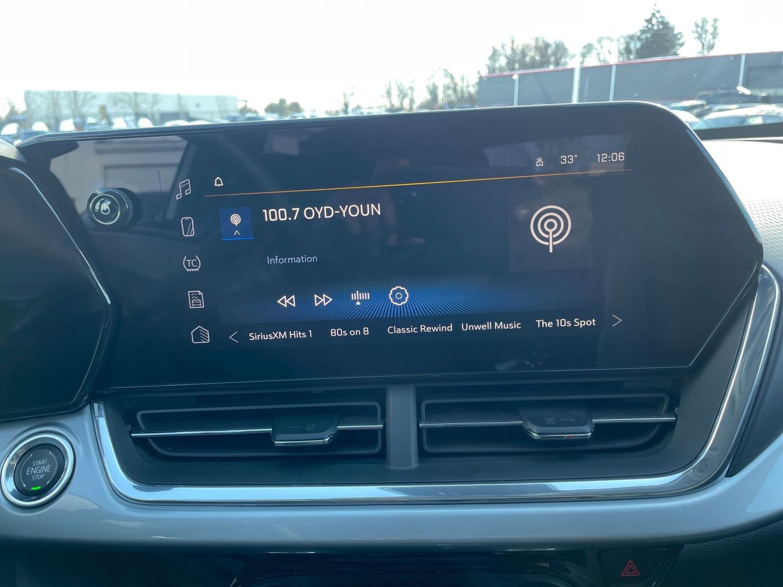 Used 2025 Chevrolet Trax LT w/ LT Convenience Package image 20