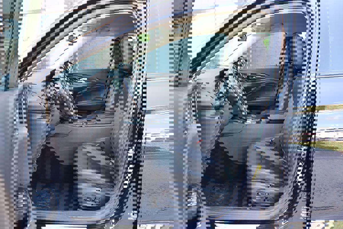 Used 2018 Buick Regal Essence w/ Driver Confidence Package #1 image 25