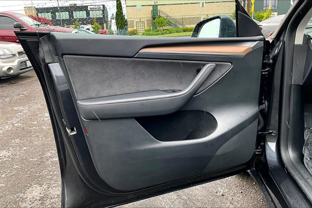 Used 2024 Tesla Model Y Long Range AWD/4WD image 21