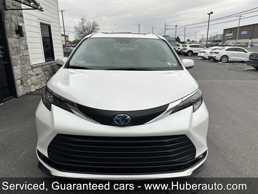 Used 2025 Toyota Sienna XLE w/ XLE Plus Package image 2