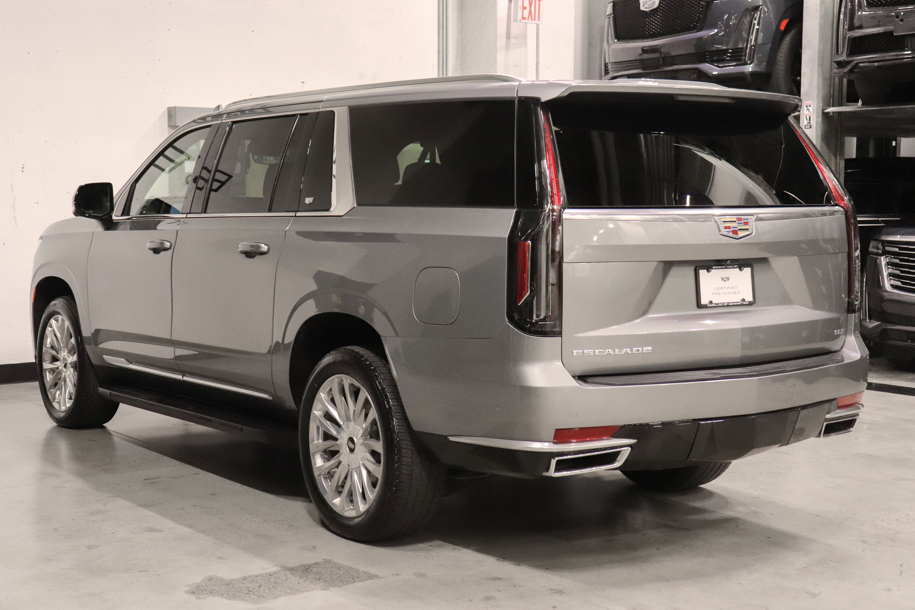 Used 2023 Cadillac Escalade ESV Premium Luxury AWD/4WD image 3