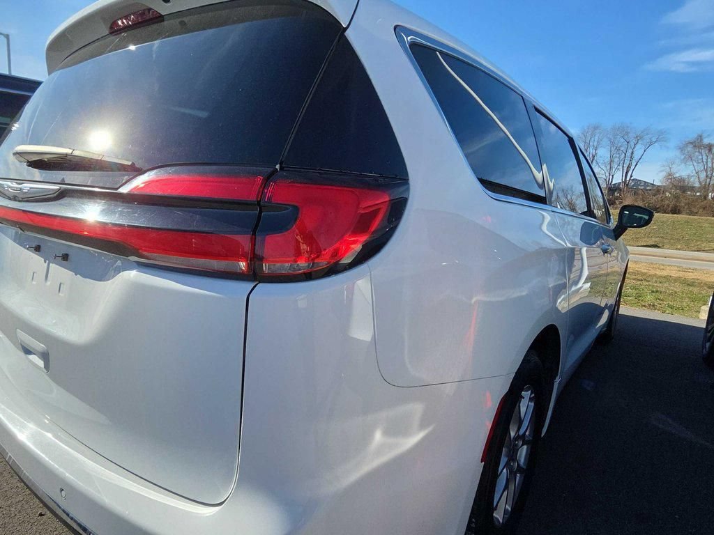Used 2024 Chrysler Pacifica Touring-L FWD image 5