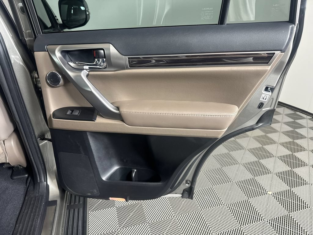Used 2023 Lexus GX 460 Premium w/ Accessory Package AWD/4WD image 16