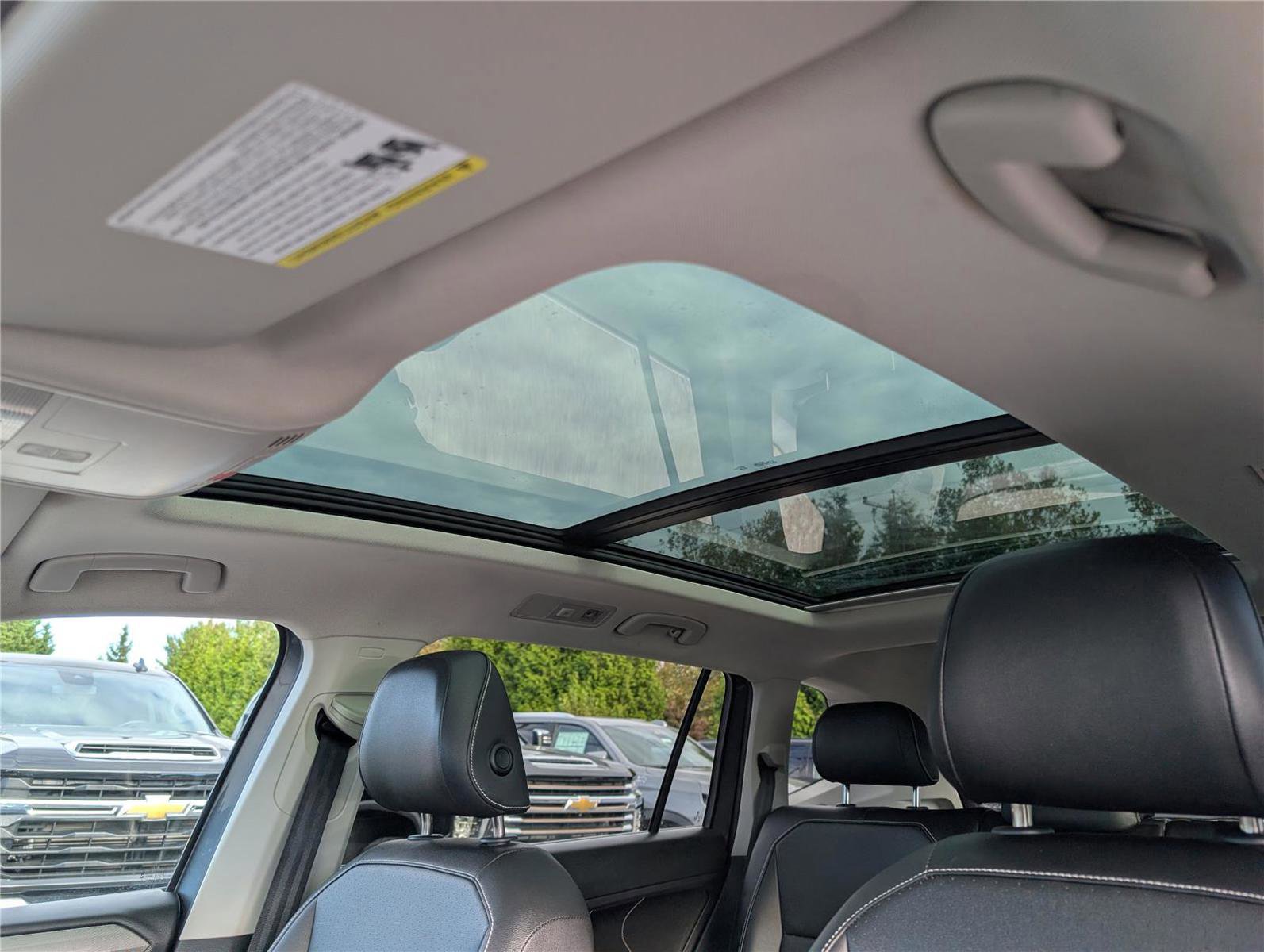 Used 2023 Volkswagen Tiguan SE w/ Panoramic Sunroof Package image 30