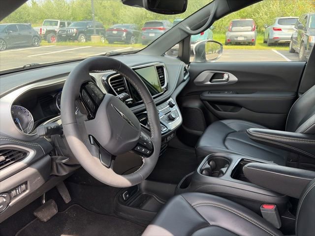 Used 2023 Chrysler Pacifica Touring-L w/ Uconnect Theater Family Group AWD/4WD image 11
