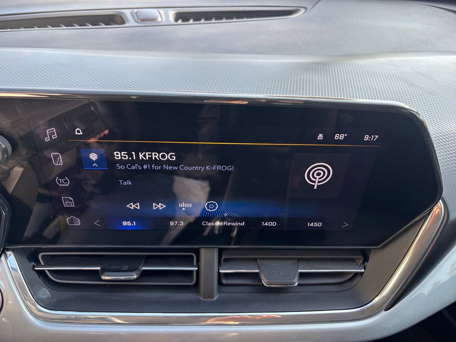 Used 2025 Chevrolet Trax LT w/ LT Convenience Package image 21