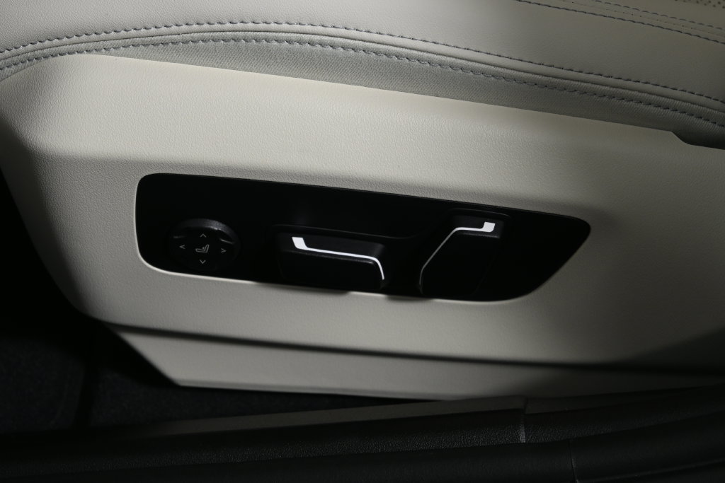 Used 2026 BMW 530i xDrive w/ M Sport Package AWD/4WD image 27