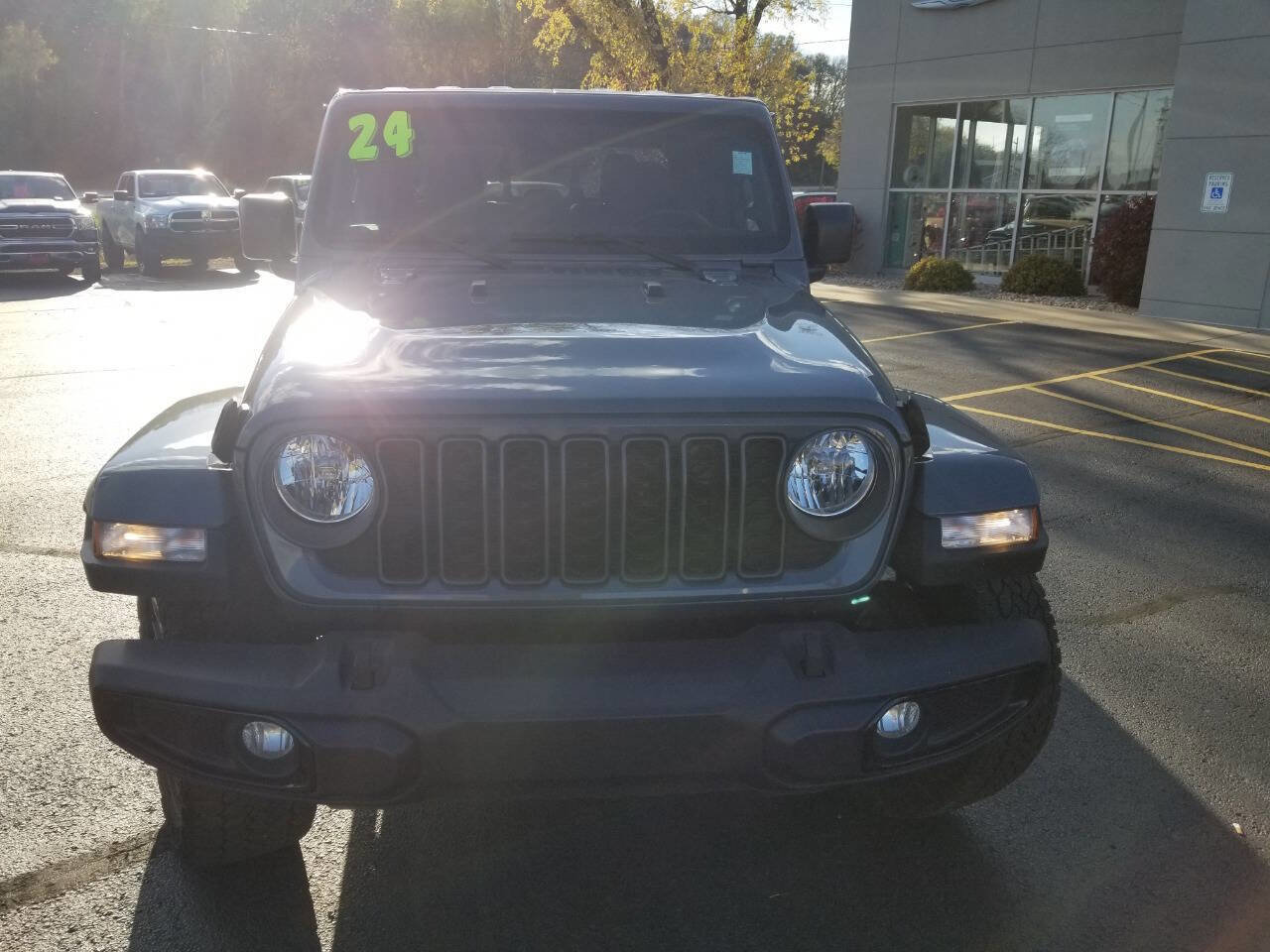 Certified 2024 Jeep Gladiator Sport AWD/4WD image 2
