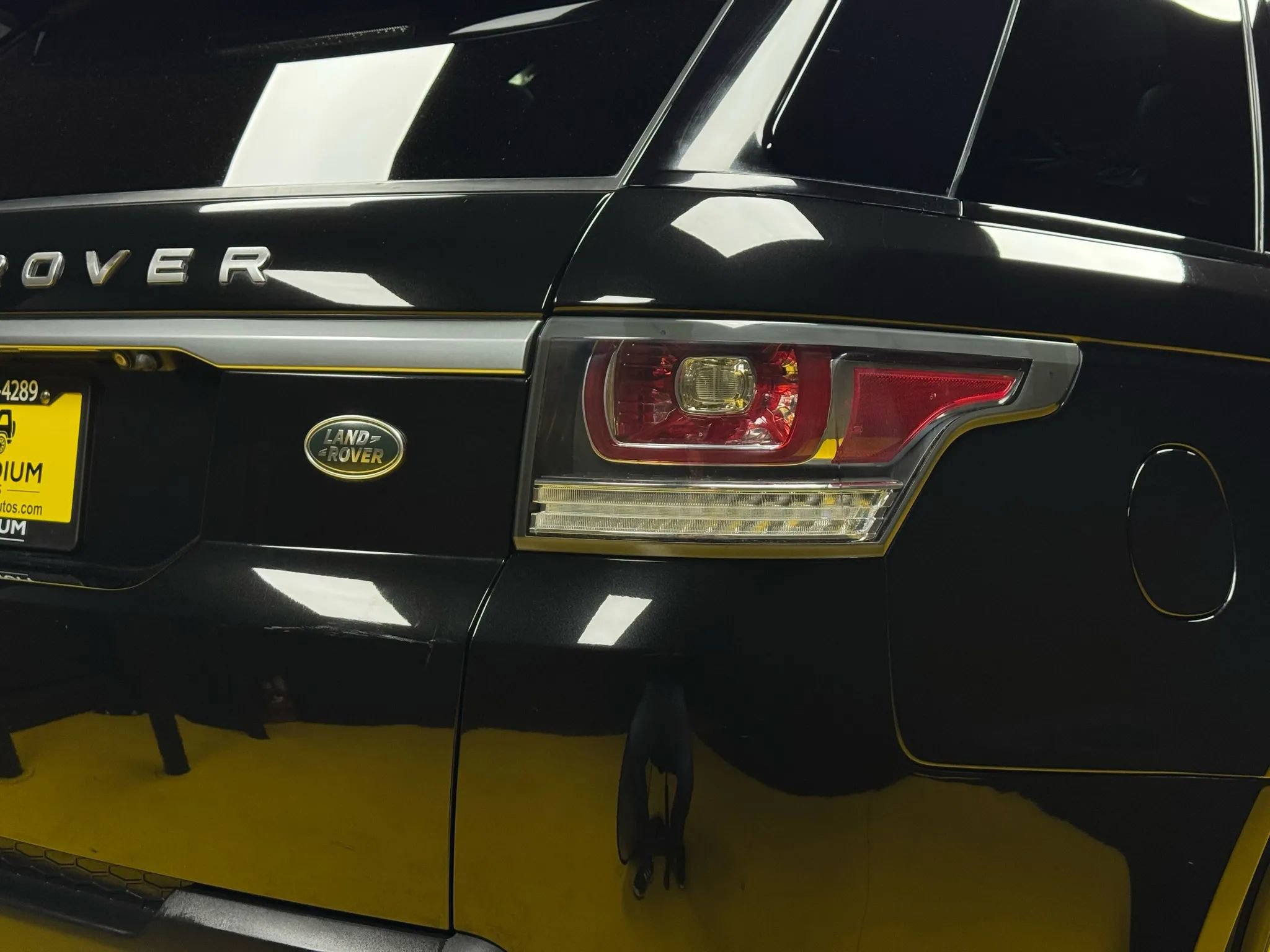 Used 2016 Land Rover Range Rover Sport SE image 8