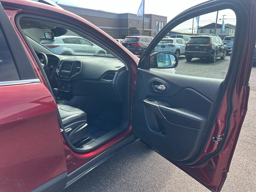 Used 2021 Jeep Cherokee Latitude Plus AWD/4WD image 29