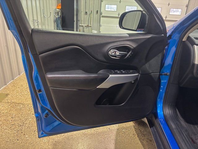 Used 2017 Jeep Cherokee Trailhawk image 10